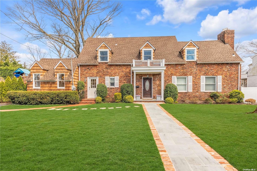 10 Briarcliff Dr, Port Washington, NY 11050 - photo 1