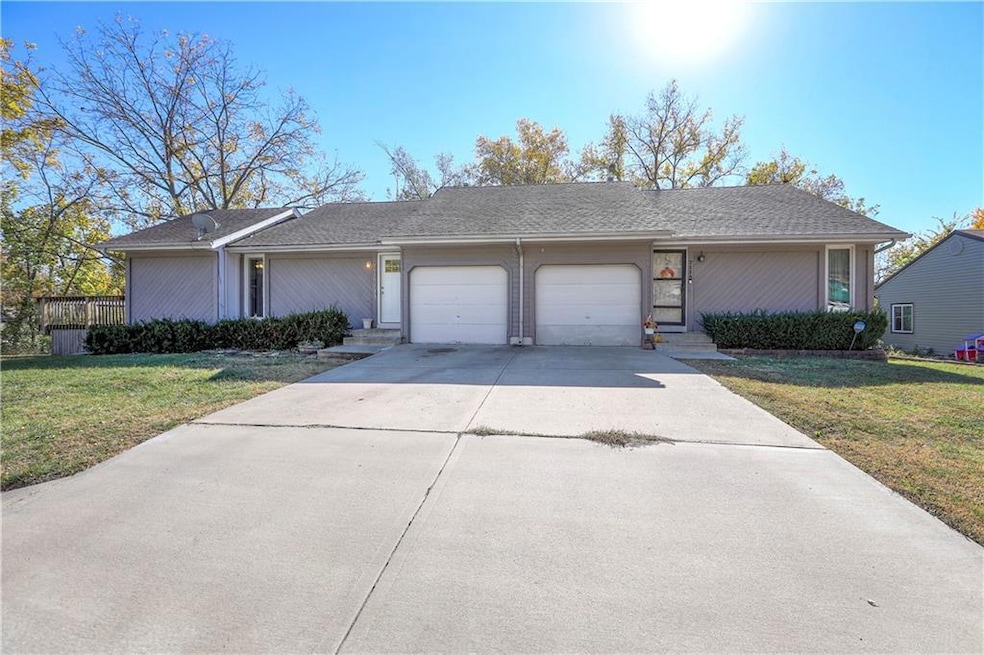 711 NE Ash St unit B, Lees Summit, MO 64063 - photo 1