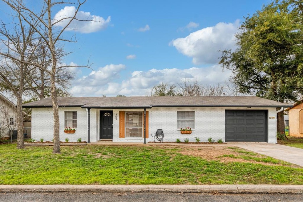 309 Glenmoor Dr, Fredericksburg, TX 78624 - photo 1