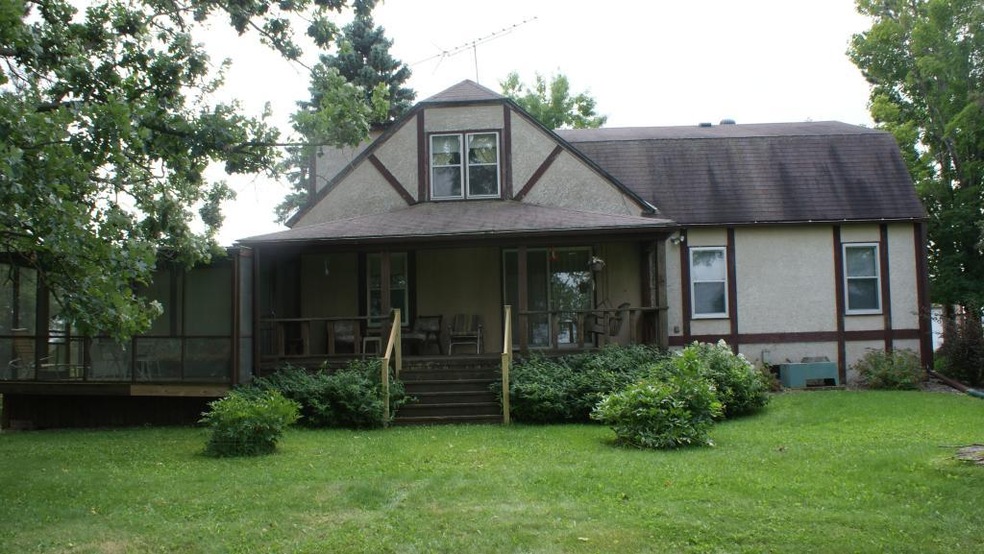 Large covered deck off private yard