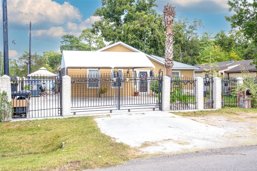 1103 Walnut Ave, Rosenberg, TX 77471 - photo 1