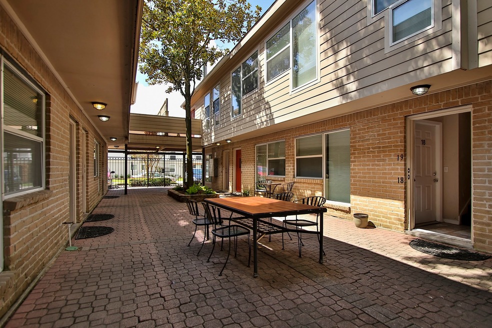 1420 Hawthorne St unit 22, Houston, TX 77006 - photo 1