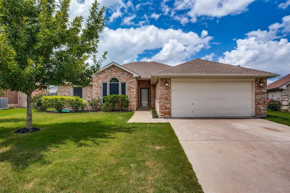 329 Wonder Oak Ct, Weatherford, TX 76085 - photo 1