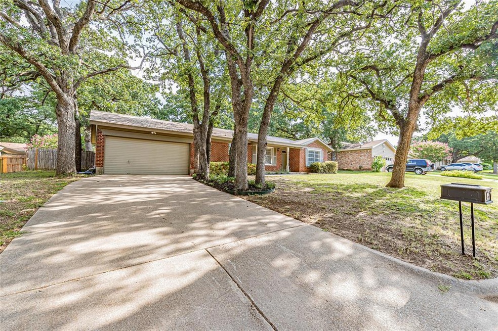 844 Woodcrest Dr, Hurst, TX 76053 - photo 1