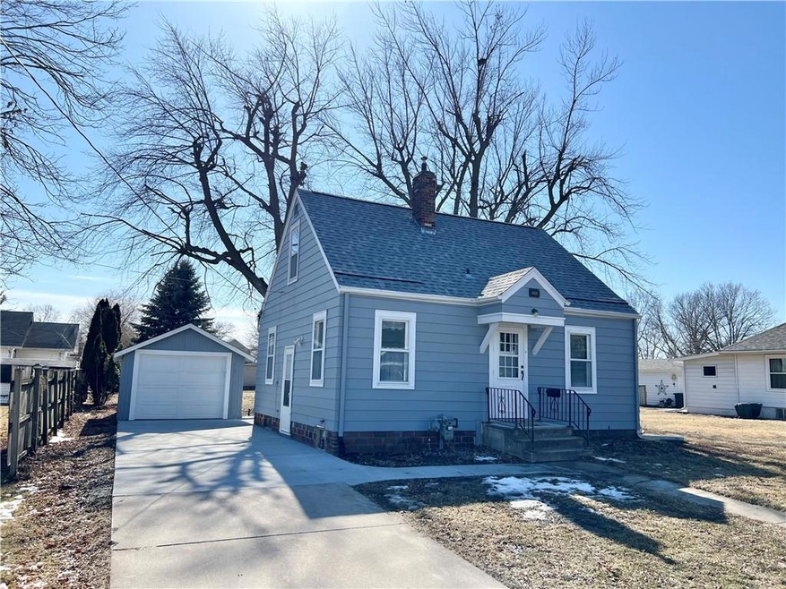 1009 S 5th Ave E, Newton, IA 50208 - photo 1