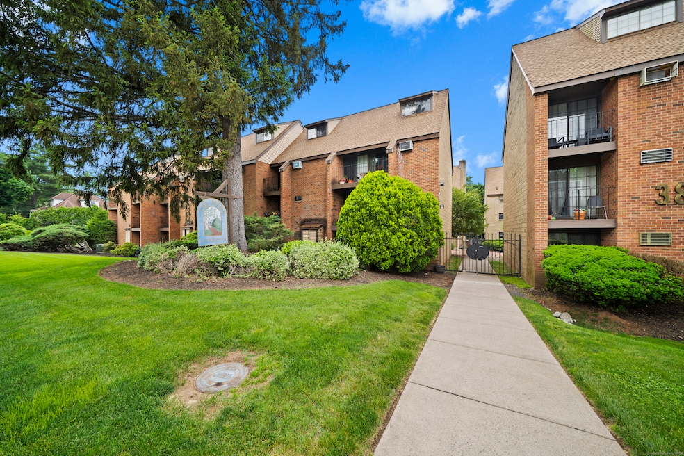 38 N Main St unit 15, West Hartford, CT 06107 - photo 1