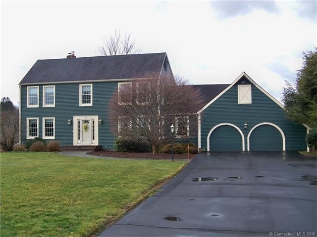 Sprawling Front Yard!