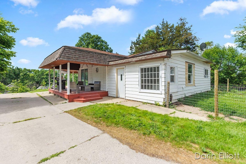 426 Allen St, Ionia, MI 48846 - photo 1