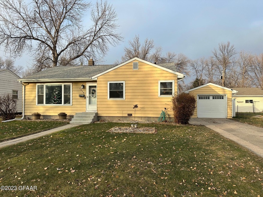 1518 14th Ave S, Grand Forks, ND 58201 - photo 1