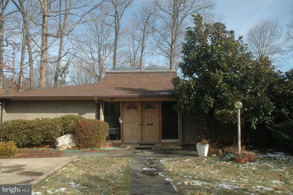 8805 Stonehaven Ct, Potomac, MD 20854 - photo 1