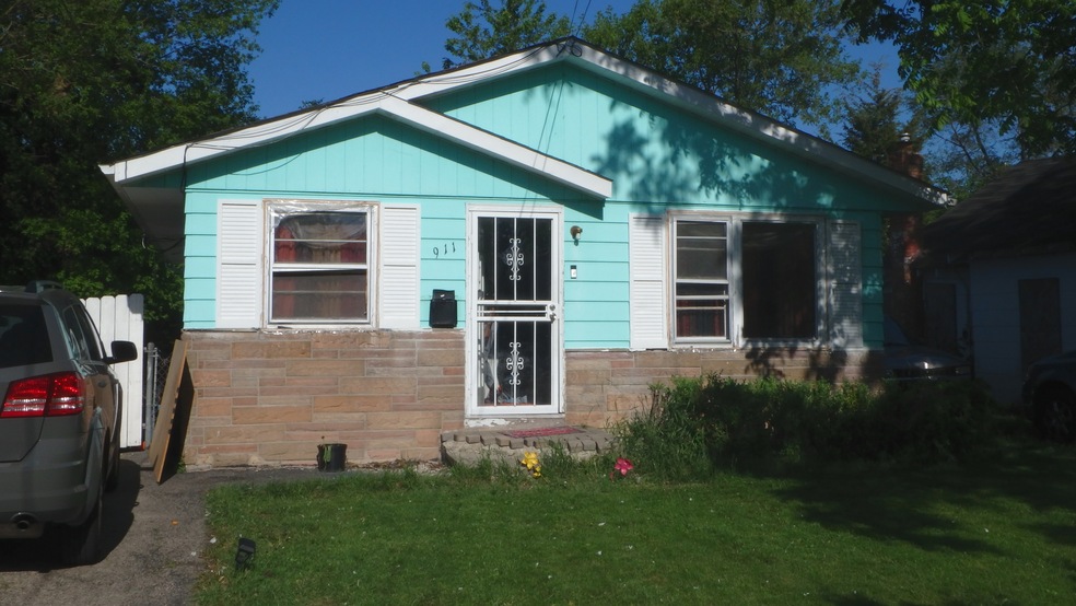 911 N Butrick St, Waukegan, IL 60085 - photo 1
