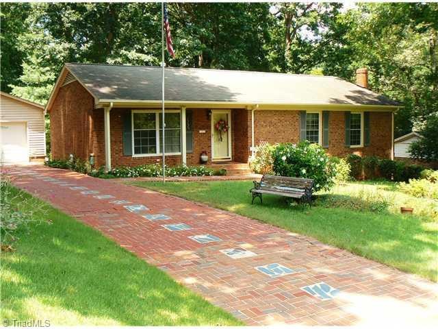 587 Manor Cir, Asheboro, NC 27205 - photo 1