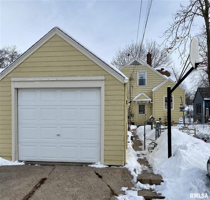 212 N Elmwood Ave, Davenport, IA 52802 - photo 1