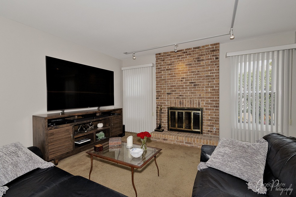 631 Cobblestone Ln, Buffalo Grove, IL 60089 - photo 1