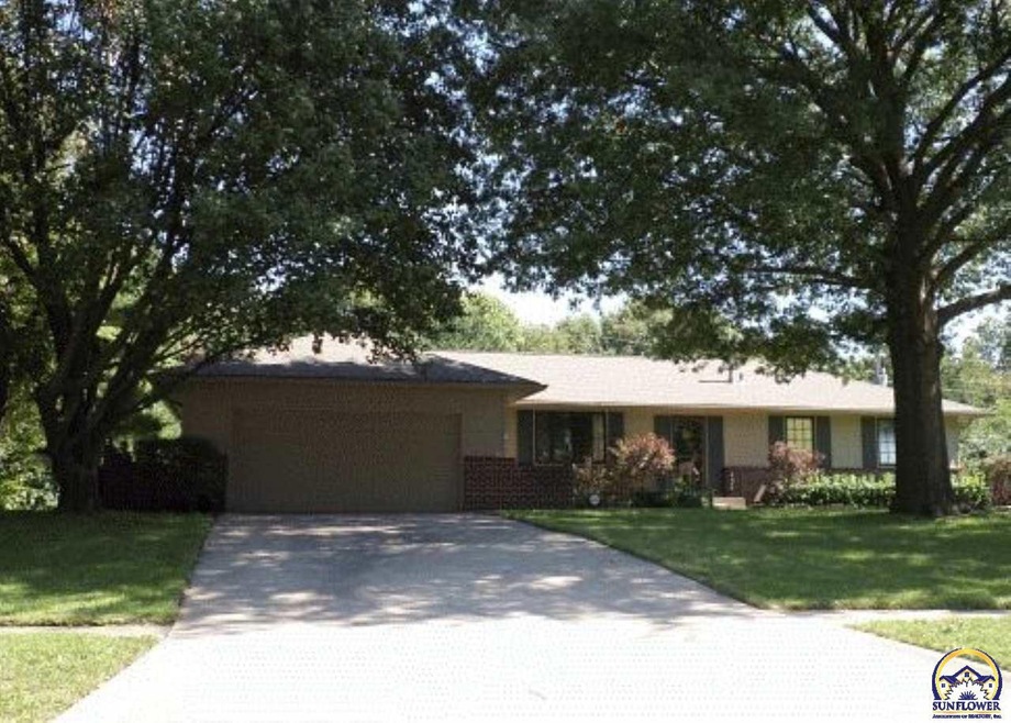 730 SW Prairie Ct, Topeka, KS 66606 - photo 1