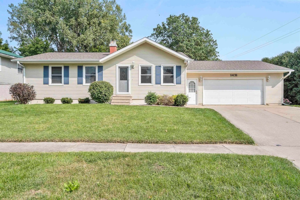 1431 Edgewood Dr, Waterloo, IA 50701 - photo 1