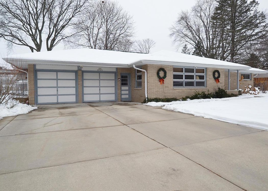 N79W15013 Menomonee Manor Dr, Menomonee Falls, WI 53051 - photo 1