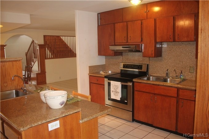 Island/wet bar in kitchen perfect for the cook wit