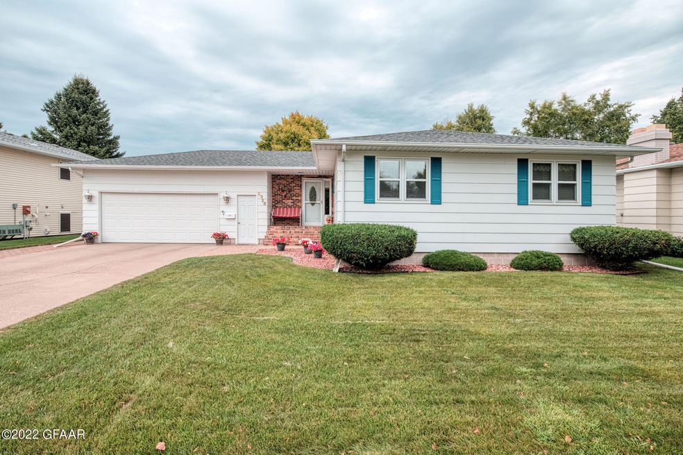 2328 W Springbrook Ct, Grand Forks, ND 58201 - photo 1