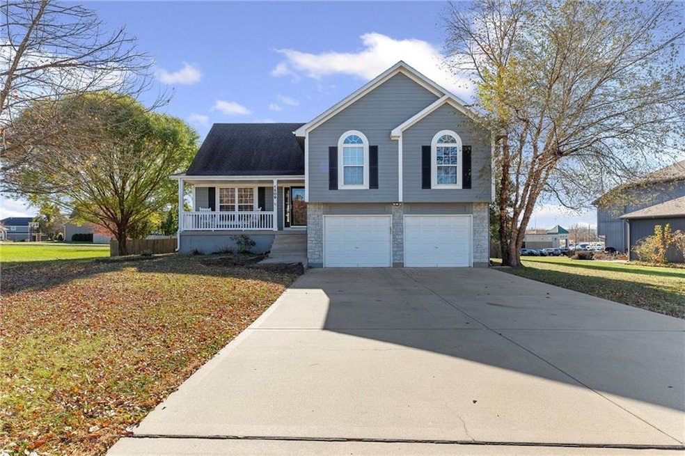 1509 Saddlebrook Rd, Raymore, MO 64083 - photo 1