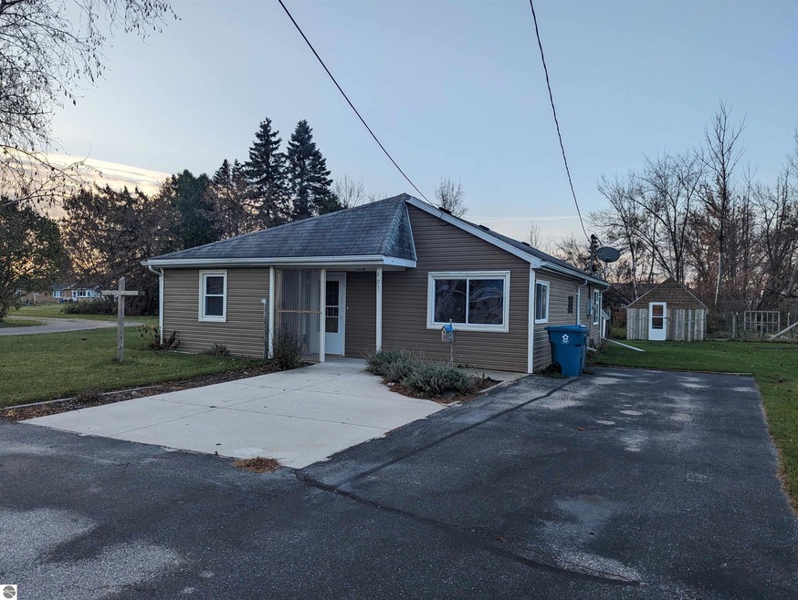 403 W Michigan Ave, Au Gres, MI 48703 - photo 1