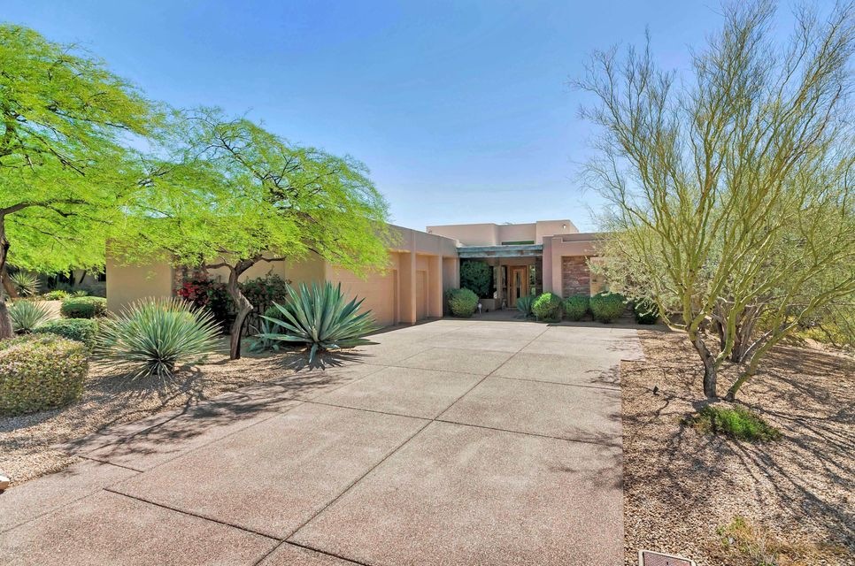 long driveway w/ 3 car garage