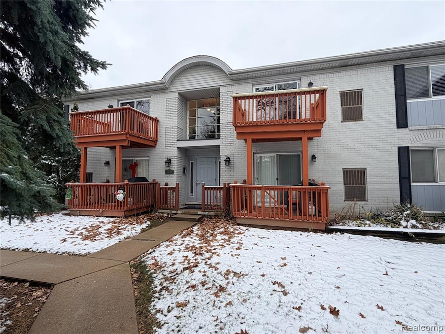 1726 Fort St unit 10, Trenton, MI 48183 - photo 1