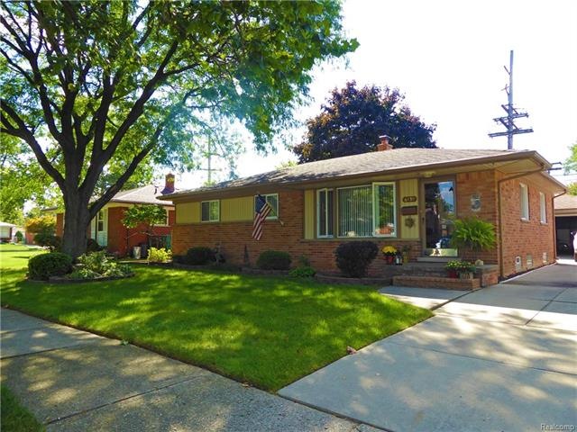 SUPER CLEAN 4 BEDROOM BRICK BROADFRONT RANCH !