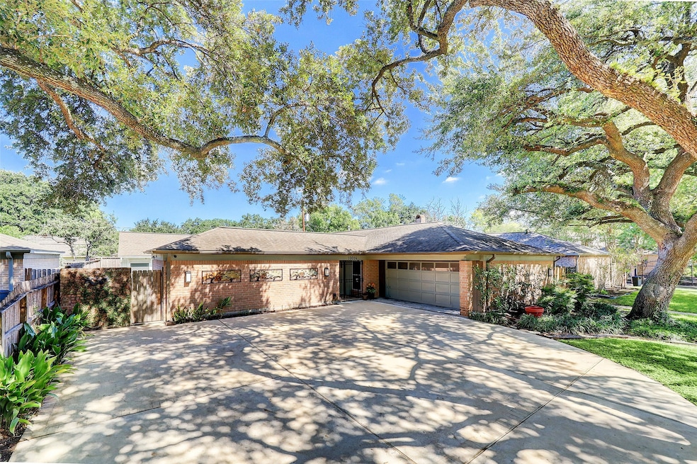 10014 Locke Ln, Houston, TX 77042 - photo 1