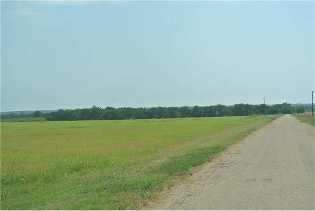 Lots of County Road paved frontage.