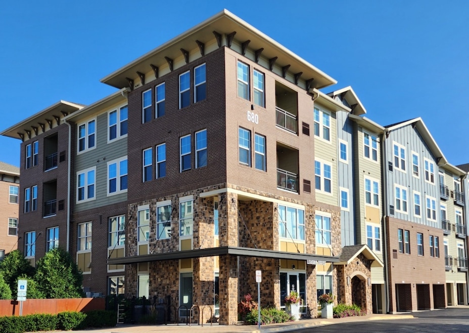 680 E Algonquin Rd unit 1301, Schaumburg, IL 60173 - photo 1