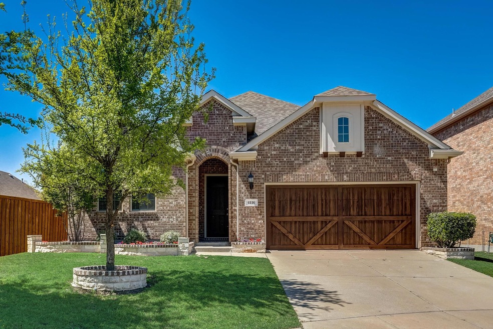 View of front property featuring a front lawn and 