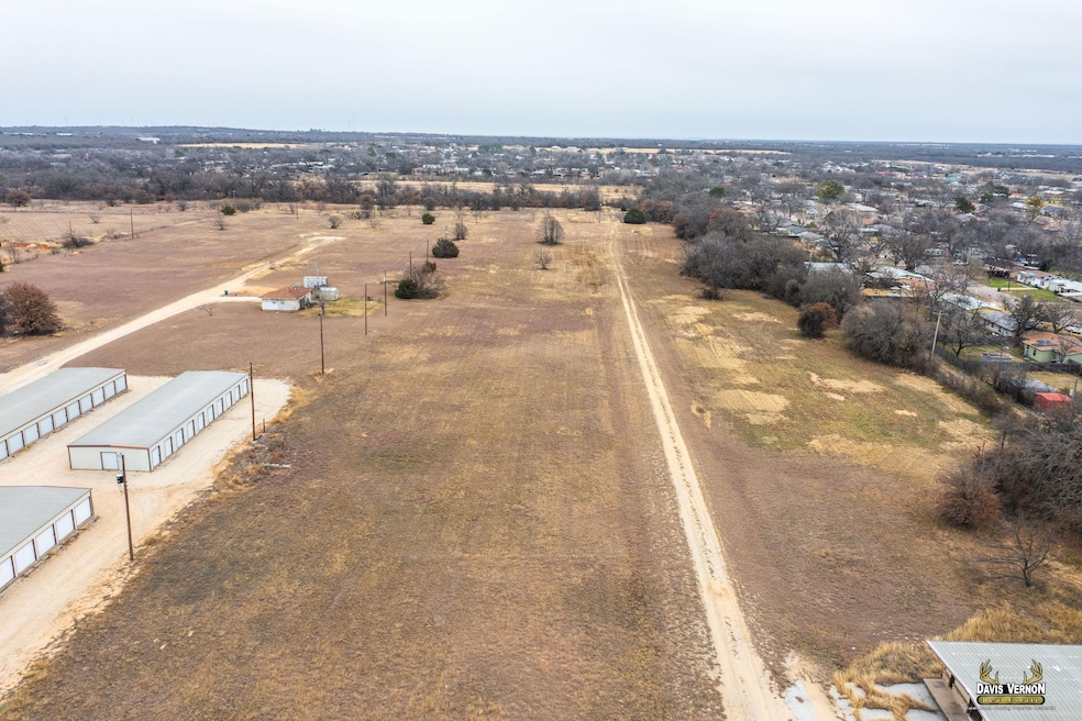 605 Hunt St, Clyde, TX 79510 - photo 1