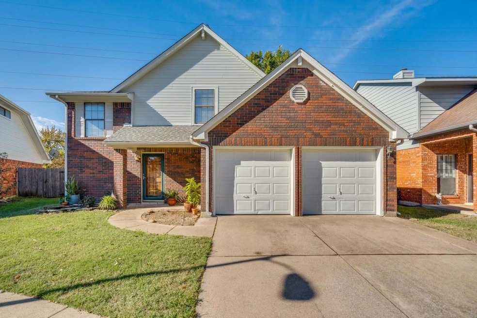 View of front property featuring a front yard and 