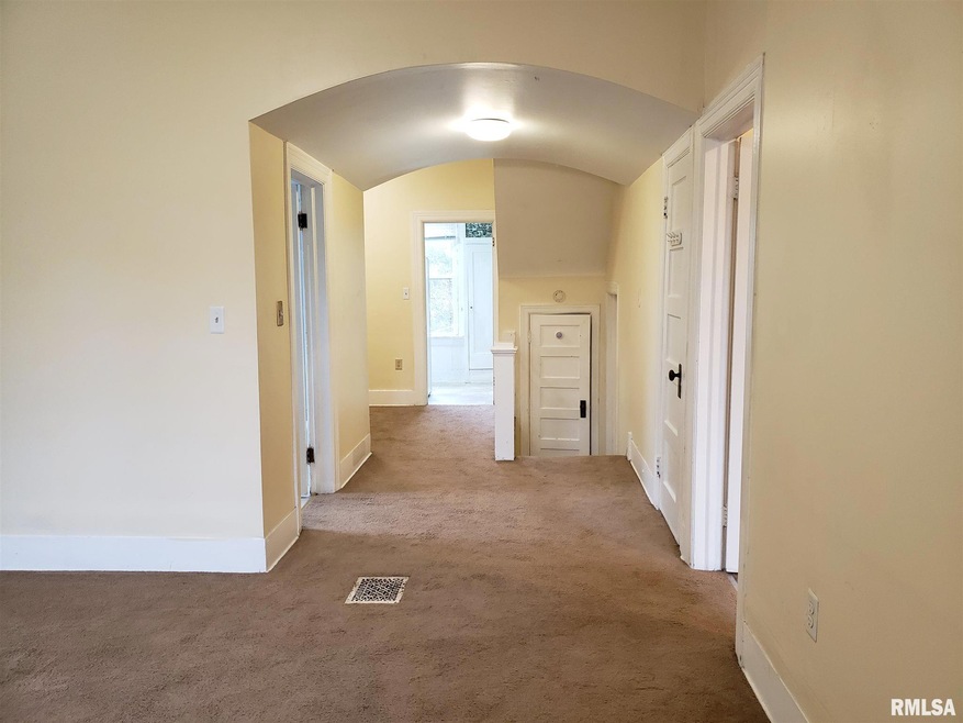 910 E Locust St unit 4, Davenport, IA 52803 - photo 1