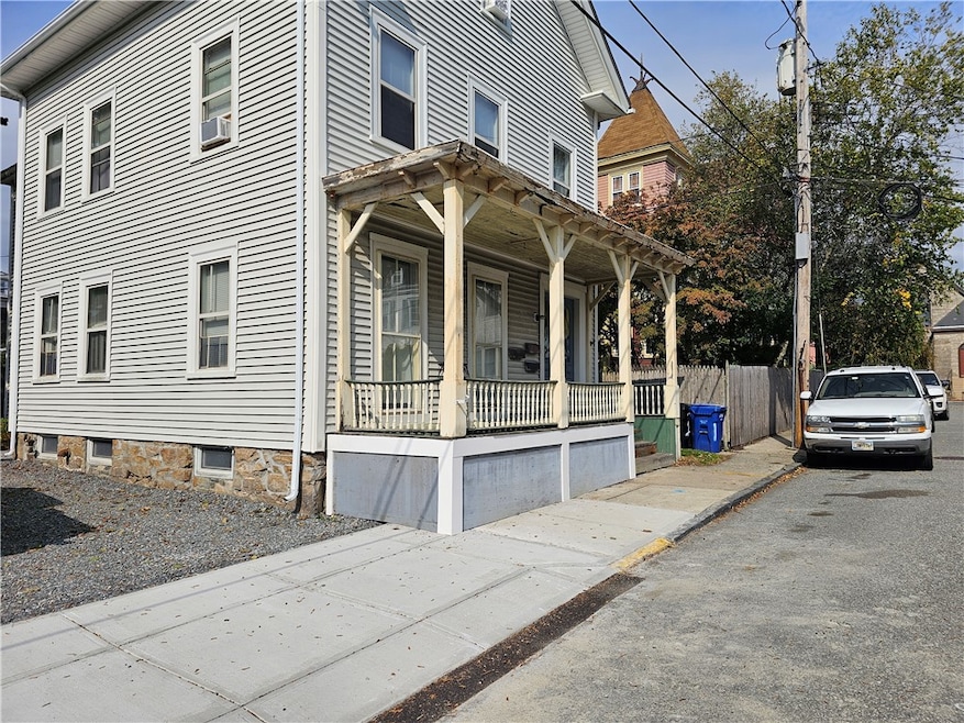 12 Tyler St unit 2, Newport, RI 02840 - photo 1