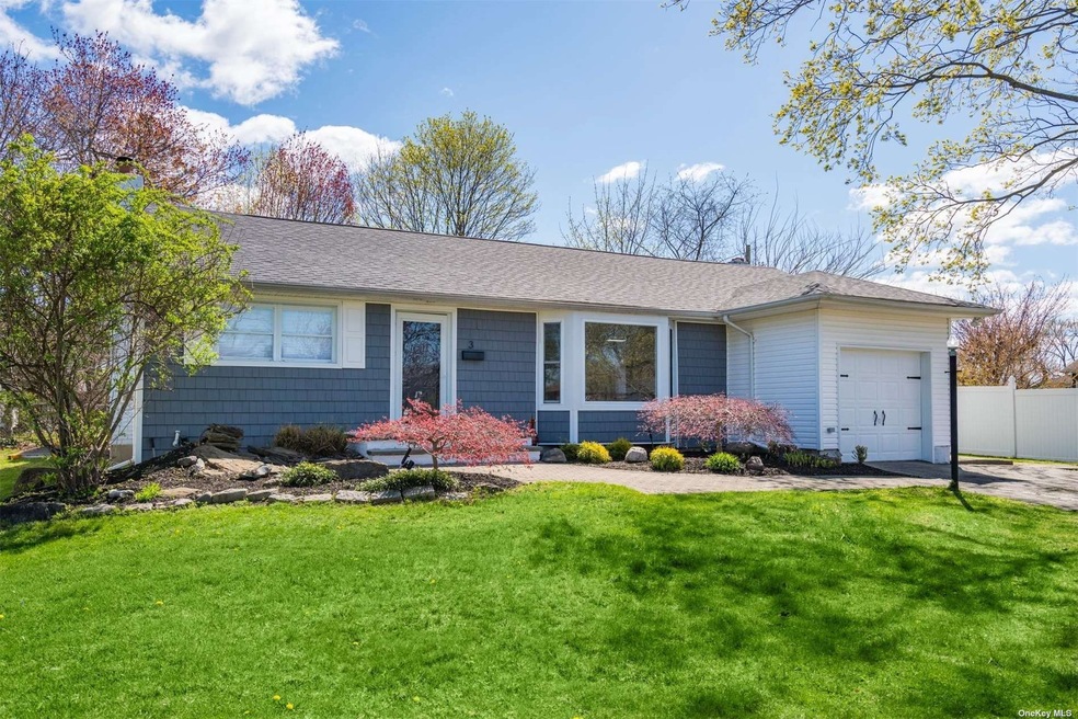 3 Sycamore Ln, ComMacK, NY 11725 - photo 1