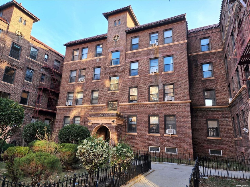 62-64 Saunders St unit D4, Rego Park, NY 11374 - photo 1