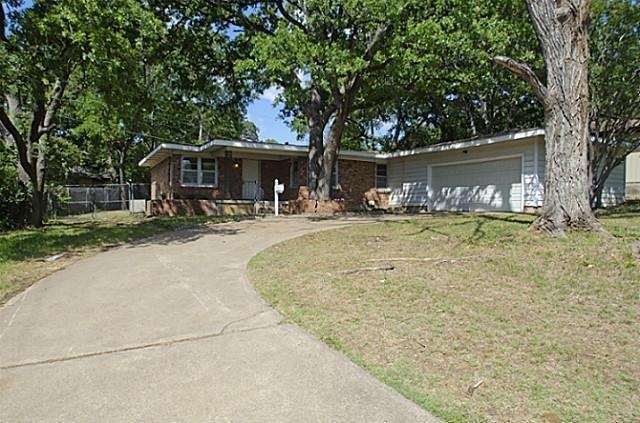 524 Hurstview Dr, Hurst, TX 76053 - photo 1