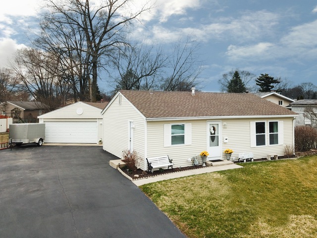 100 Siesta Rd, Carpentersville, IL 60110 - photo 1