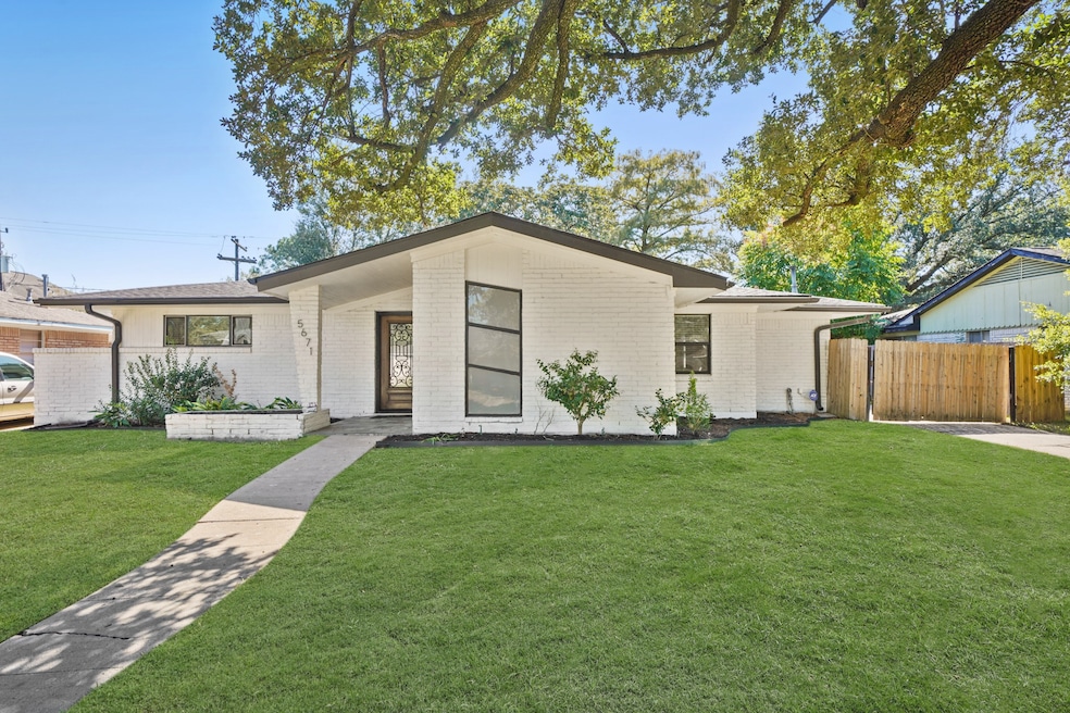 Sleek Architectural Exterior Design accentuates this Smartly Updated Home featuring 3 Bedrooms/2 Baths/ + Home Office, located in the Highly Sought After Neighborhood of Maplewood. Zoned to Bellaire High School.  No Knowledge of Flooding, per Seller.