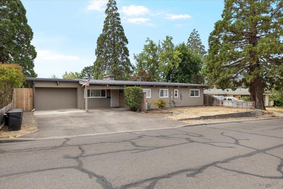 204 Kings Way, Central Point, OR 97502 - photo 1