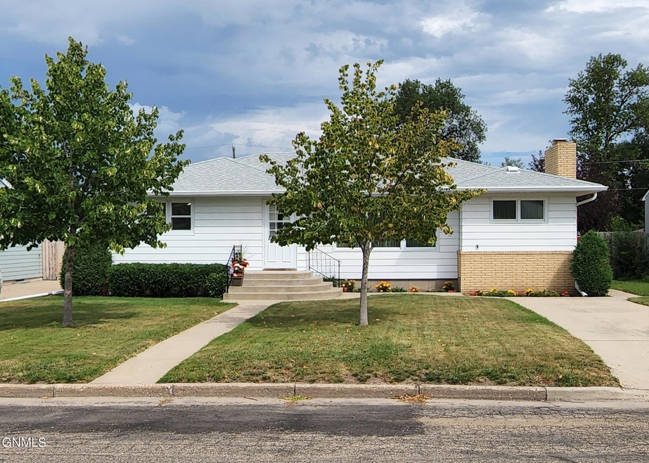 310 12th Ave NE, Jamestown, ND 58401 - photo 1