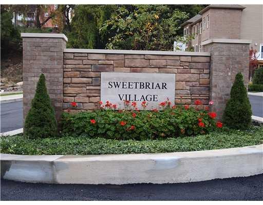 107 Sweetbriar Village T, Mount Washington, PA 15211 - photo 1