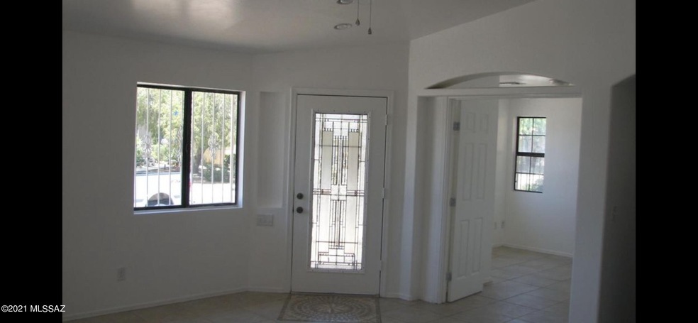 1661 Thorne Inside entry and den