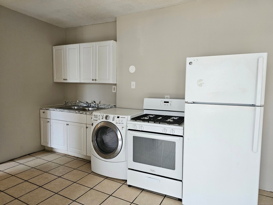 176 Standish St unit 2W, Hartford, CT 06114 - photo 1