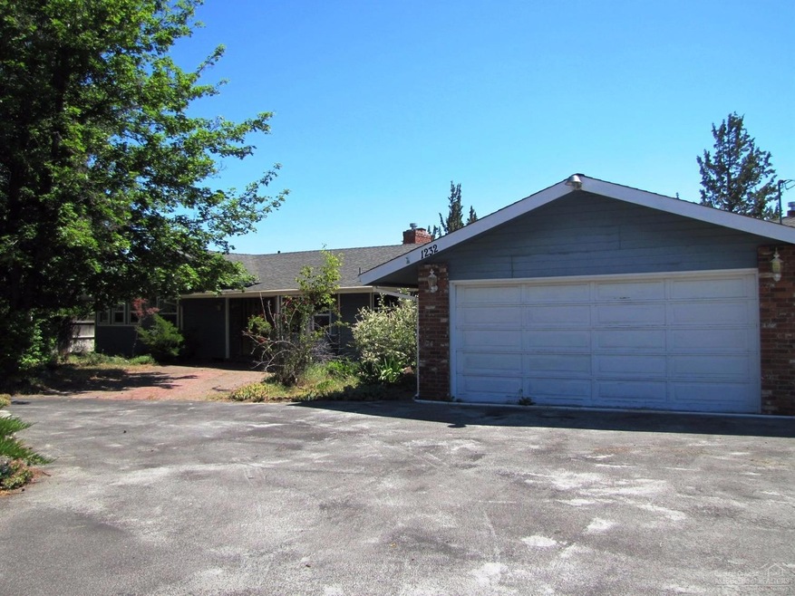 1232 NW Rimrock Dr, Redmond, OR 97756 - photo 1