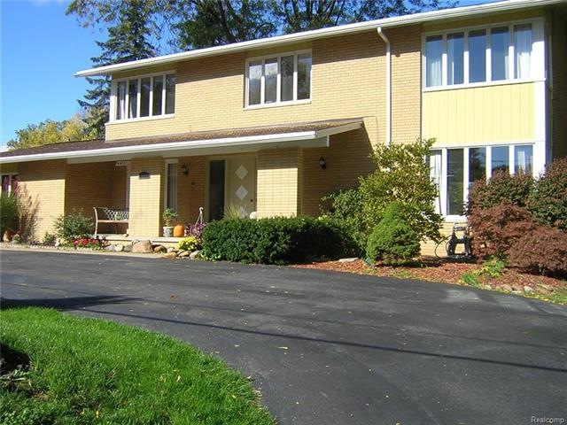 FRONT VIEW/COVERED PORCH