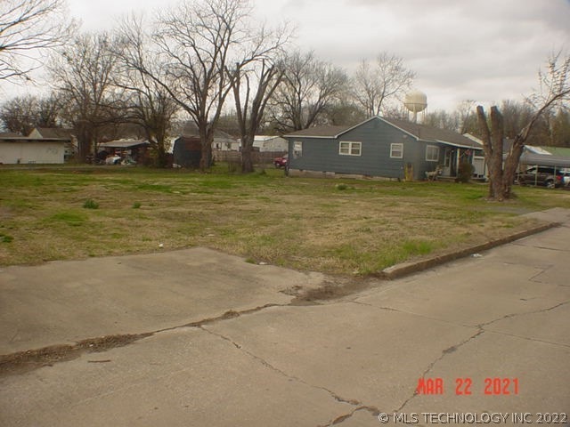 106 N Orphan St, Pryor, OK 74361 - photo 1