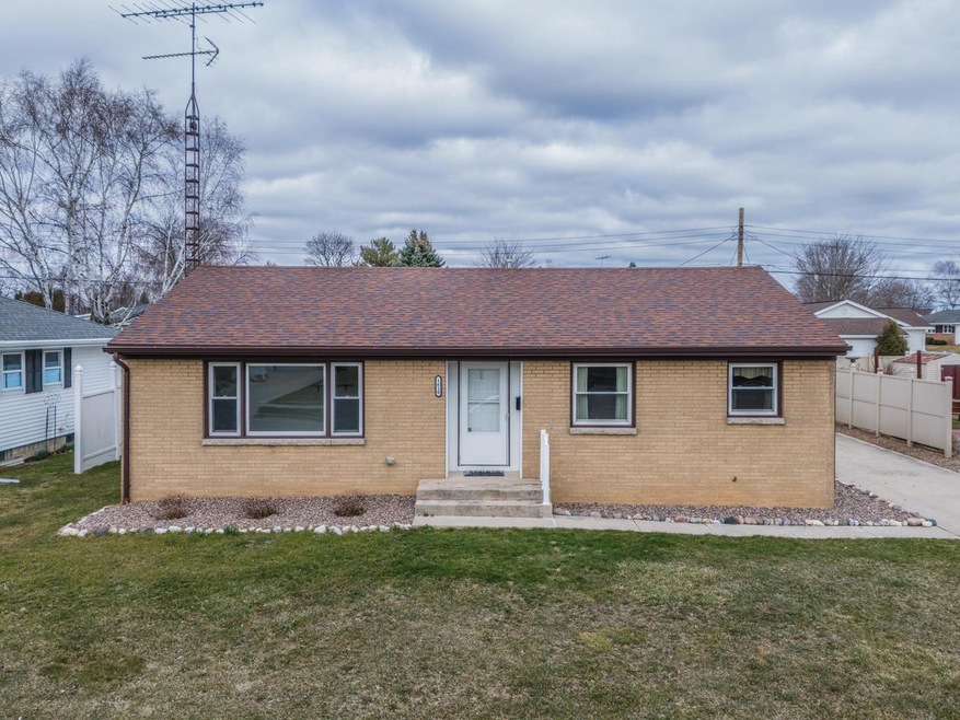 1610 Reed Ave, Manitowoc, WI 54220 - photo 1